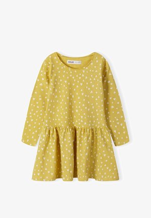 Vestido amarillo de manga larga con falda fruncida, con un estampado de pequeños corazones blancos. Hecho de tela suave y texturizada. Cuello redondo.