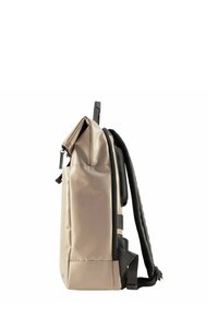 Beige rugzak met een roll-top ontwerp, gemaakt van waterdicht materiaal. Beschikt over zwarte mesh schouderbanden en een zijrits voor toegang.