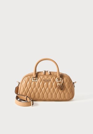 Hellbraune gesteppte Handtasche mit doppelten Griffen, abnehmbarem Riemen, goldfarbenen Beschlägen und Guess-Logo vorne.