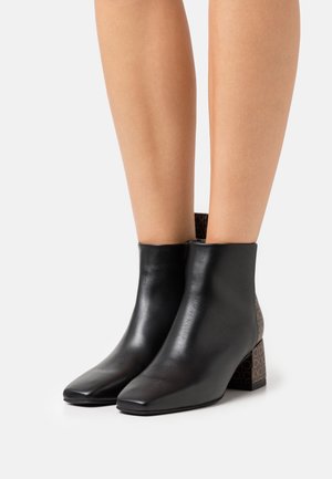 Calvin Klein Kotníková obuv - black