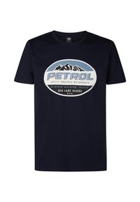 Marineblauwe katoenen t-shirt met ronde hals, met een grijs en wit grafisch logo dat bergen bevat en de tekst "PETROL" en "BIG LAKE ALASKA."