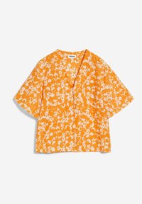 Blouse orange à fleurs en tissu texturé, avec manches courtes et décolleté en V, ornée de motifs de fleurs blanches sur toute la surface.