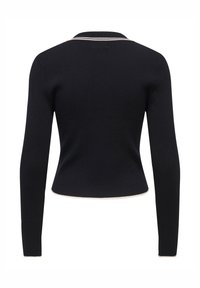 Pull noir côtelé avec manches longues, coupe ajustée, ourlet court et accent rayé blanc le long du col.