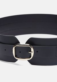 Cintura in ecopelle blu navy con una fascia ampia, dotata di una fibbia rettangolare dorata e diversi fori per la regolazione lungo il bordo.