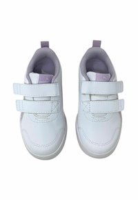 Scarpe sintetiche bianche con una texture liscia, dotate di due cinturini in Velcro regolabili e una morbida fodera interna color lavanda. Design con punta arrotondata.