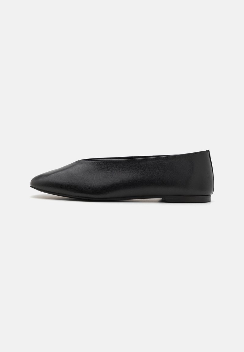 Ballerine in pelle nera con punta affusolata, texture liscia e design minimalista, dotate di tacco basso.