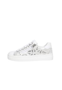 Stříbrné a bílé tenisky s hladkým koženým svrškem, třpytivými detaily, vzorem slunečního výbuchu a bílou gumovou podrážkou; mají zipové zapínání.