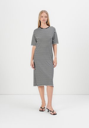 Robe midi rayée en noir et blanc, avec des manches courtes, un col rond et une fente sur le côté pour plus de confort.