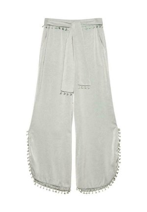 Pantalones de pierna ancha en gris claro con una cinturilla elástica ajustable, que presentan una tela texturada y borlas decorativas en el dobladillo y los bolsillos.
