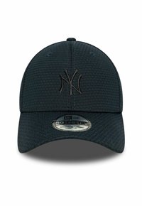 Dunkel strukturiertes Baseballcap mit schwarzem gesticktem NY-Logo und silbernem "39THIRTY Medium-Large" Aufkleber auf dem gebogenen Schirm.