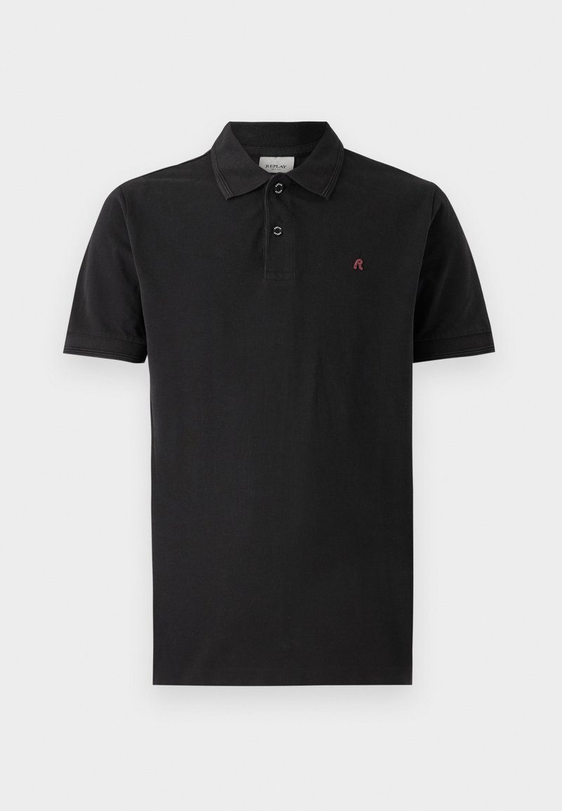 Polo negro de algodón, con un cierre de dos botones, mangas cortas y un pequeño logo rojo en el lado izquierdo del pecho. Textura suave.