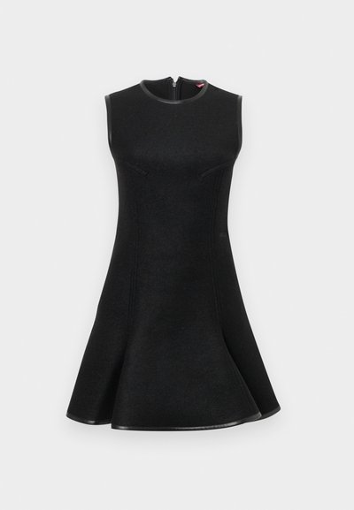 Rochie neagră fără mâneci, cu fustă evazată, dintr-un material texturat, cu cusături curbate și închidere cu fermoar la spate. Accentuata cu un tiv negru.