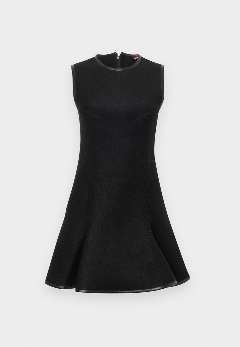 Robe noire sans manches avec une jupe évasée, en tissu texturé, coutures courbes et fermeture éclair au dos. Accentuée d'une bordure noire.