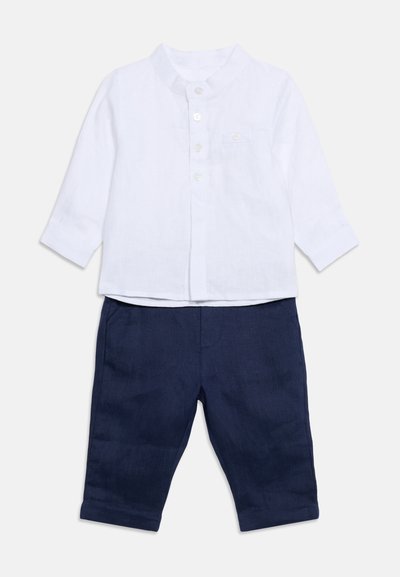 Λευκό πουκάμισο με μακριά μανίκια, κουμπωτό με γιακά μανδαρινιού, σετ με παντελόνι ίσιας γραμμής σε ναυτικό μπλε χρώμα για παιδί.