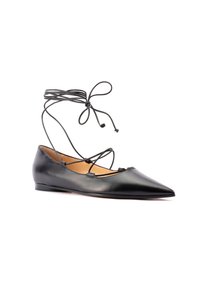 Scarpa flat nera in pelle con punta affusolata e lacci alla caviglia. Presenta un design minimalista e una superficie liscia. La suola è piatta e sottile.