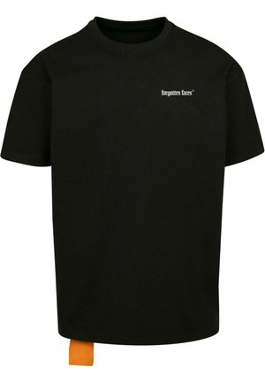 Tricou negru din bumbac, cu mâneci scurte, guler rotund cu model și un mic logo alb "fațe uitate" pe piept. Are o etichetă portocalie la margine.