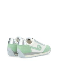 Sneaker con una toma superiore in mesh bianco, accenti in camoscio verde menta, hardware argentato e suola in gomma grigia. Presenta un logo rotondo sul lato.