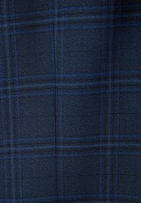 Tela azul marino con un patrón de cuadros que presenta líneas en azul oscuro y claro. La textura es suave y tejida, adecuada para ropa o tapicería.