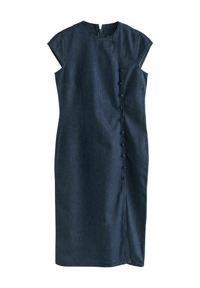 Robe en denim bleu foncé avec un col rond, des manches courtes, un devant boutonné et une fente sur le côté pour faciliter le mouvement. Texture lisse.