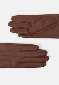 Braune Lederhandschuhe mit fünf Fingern und Handgelenklänge. Sie besitzen eine weiche Textur und feine Steppdetails auf der Oberseite.