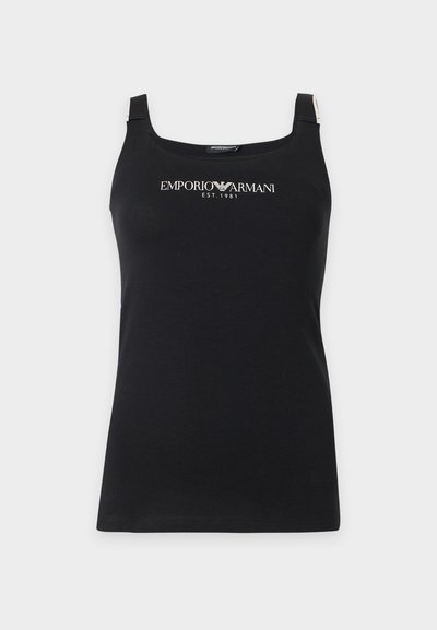 Μαύρο αμάνικο τοπ με το λογότυπο Emporio Armani και το κείμενο "EST. 1981" στο κέντρο του στήθους.