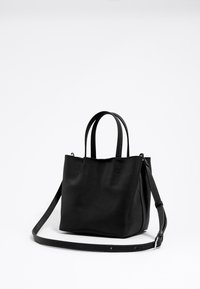 Borsa a tracolla in pelle nera con due manici superiori e una tracolla rimovibile. Texture liscia e design minimalista, caratterizzata da dettagli di cucitura.