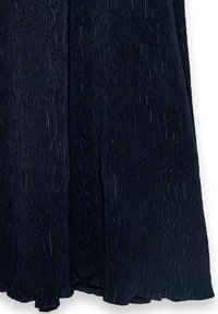 Robe texturée bleu marine plissée avec des lignes verticales intriquées et un ourlet fluide. Le tissu doux offre un éclat subtil et du mouvement.