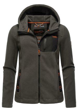 Grijze fleece jas met capuchon, voorzien van een zwart borstzakje, oranje accenten en zijzakken met cirkelvormige details.