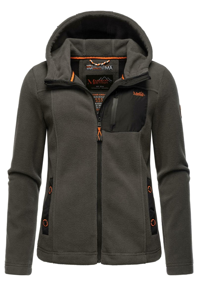 Grå fleecejacka med huva, med en svart bröstficka, orange detaljer och sidofickor med cirkulära inslag.