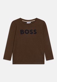 Hnědé tričko s dlouhým rukávem vyrobené z bavlny, s výrazným černým logem "BOSS" umístěným na přední straně. Klasický kulatý výstřih a prošívané lemy.