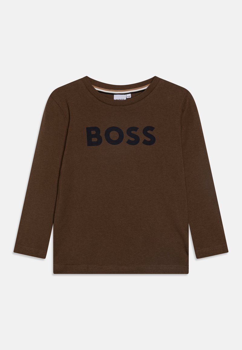 Hnědé tričko s dlouhým rukávem vyrobené z bavlny, s výrazným černým logem "BOSS" umístěným na přední straně. Klasický kulatý výstřih a prošívané lemy.
