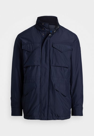 Μπλε ναυτικού σακάκι από λείο ύφασμα, με δύο τσέπες στο στήθος, δύο πλευρικές τσέπες και γιακά με σνόμπες.