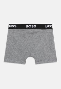 Γκρι ανδρικά μπόξερ με μαύρη ελαστική μέση που φέρει επαναλαμβανόμενο λευκό λογότυπο «BOSS».