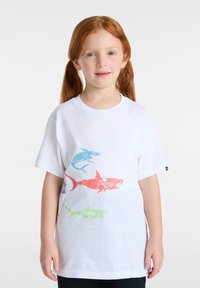Weißes Baumwoll-T-Shirt mit bunten Haifischgrafiken in Blau, Rot und Grün. Kurzärmelig mit einem Rundhalsausschnitt und lässiger Passform.