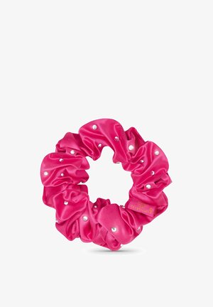 Rosa Satin-Haargummi mit einem gerafften Design, das kleine, glänzende silberne Nieten auf der gesamten Oberfläche gleichmäßig verteilt zeigt.