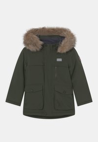 Tmavě zelená parka s kapucí z umělé kožešiny, se zipem a knoflíky, dvěma předními kapsami na klopu a jednou kapsou na zip na hrudi. Hladký, voděodolný materiál.