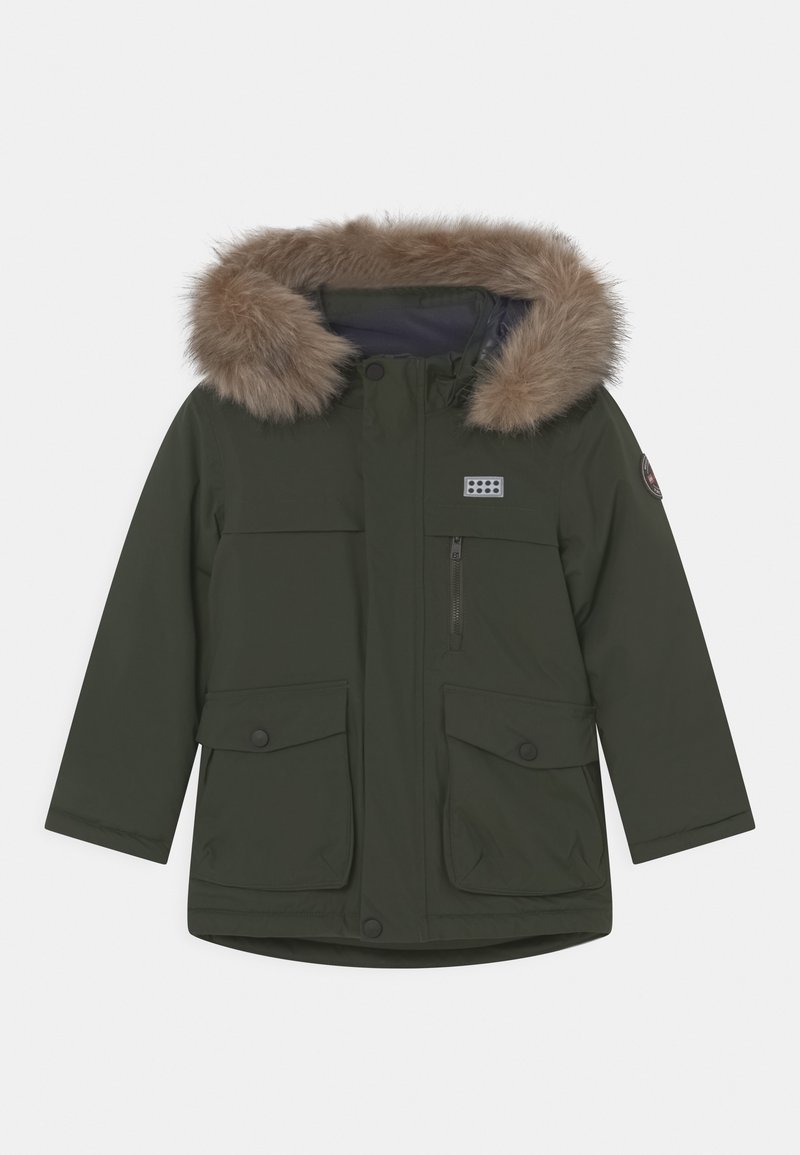Mörkgrön parkajacka med fuskpälshuva, dragkedja och knäppningar, två framfickor med klaff samt en bröstficka med dragkedja. Slät, vattentät material.