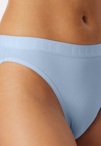 Světle modré bavlněné bikinové kalhotky s měkkým elastickým pasem a embosovaným logem 'ELLE'. Hladká textura, štíhlý design a fit tvar.