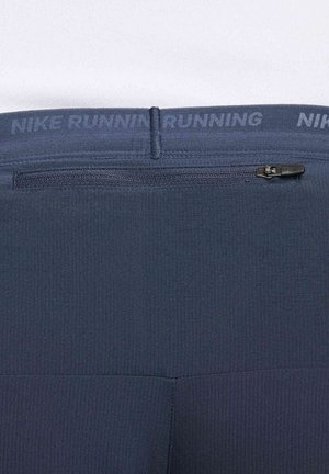 Leggings de running Nike en azul oscuro con un acabado texturizado. Presenta un bolsillo con cremallera oculta y una cinturilla con la marca "NIKE RUNNING".