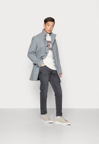 Selected Homme SLHFLAKE CABLE - Pulover - egret