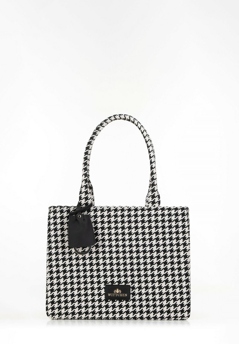Sac fourre-tout à motif pied-de-coq noir et blanc avec deux poignées, une étiquette noire et une plaque de logo sur le devant. Matériau en tissu texturé.