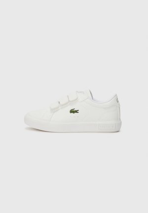Sneaker blanc avec des sangles Velcro, en matériau synthétique lisse, à bout arrondi, logo brodé vert et semelle en caoutchouc texturée.