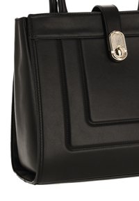 Fekete bőr kézitáska strukturált dizájnnal, ferde varrással és arany színű fémkapoccsal. Simább textúra matt felülettel.