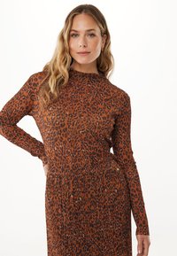 Braunes Leopardenmuster-Kleid mit langen Ärmeln, hohem Ausschnitt und plissiertem Rock. Hergestellt aus leichtem Stoff mit glatter Textur.