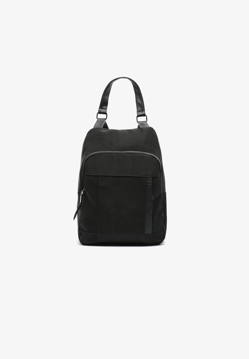 Sac à dos noir avec poche zippée à l'avant, poignée supérieure unique et deux bretelles réglables, présenté sur fond blanc.