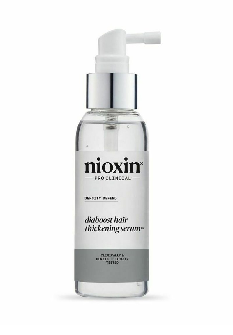 Heldere glazen fles met een zilveren pomp, gelabeld "Nioxin Pro Clinical," bevat een transparante serum; heeft een wit en grijs ontwerp.