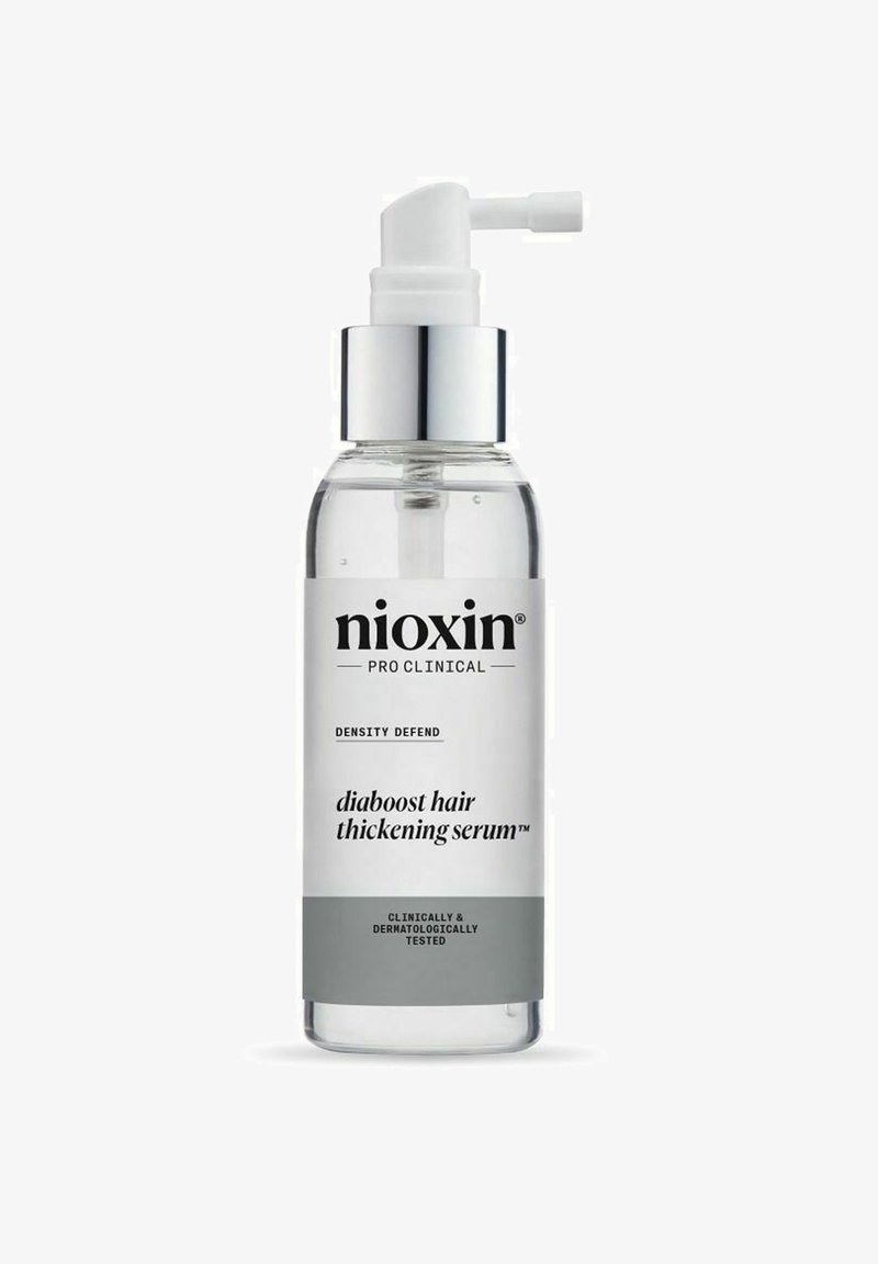 Heldere glazen fles met een zilveren pomp, gelabeld "Nioxin Pro Clinical," bevat een transparante serum; heeft een wit en grijs ontwerp.