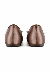 Zapatos de satén marrón tipo slip-on con una textura suave, tacón plano y diseño de parte trasera redondeada. Sin patrones visibles ni acentos adicionales.