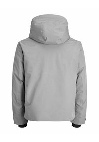 Grå vandtæt jakke med hætte, der har en glat tekstur, elastiske manchetter og et enkelt, minimalistisk design.