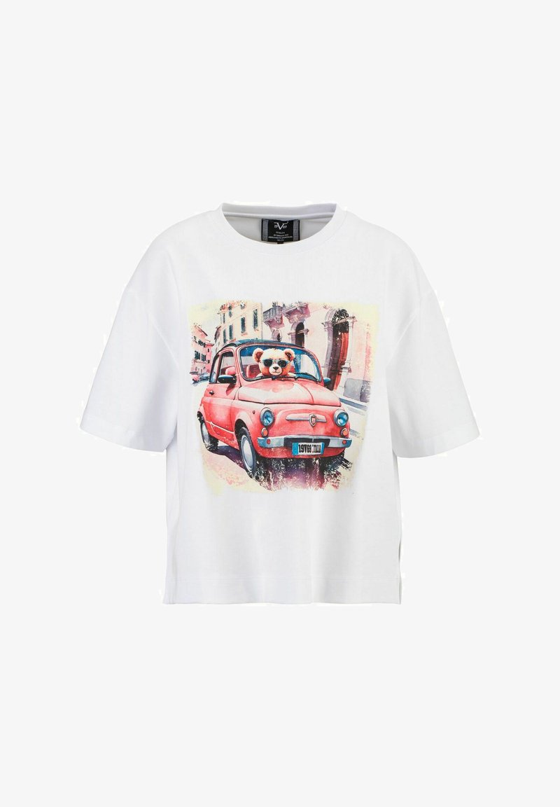Witte katoenen t-shirt met een kleurrijke print van een beer in een rood vintage auto met een zonnebril op, tegen een pastelachtige stadsachtergrond.